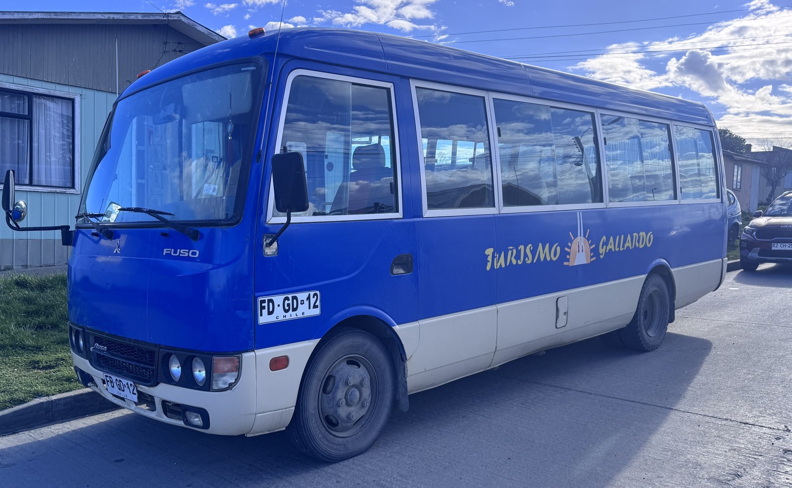 Bus azul con logo Turismo Gallardo