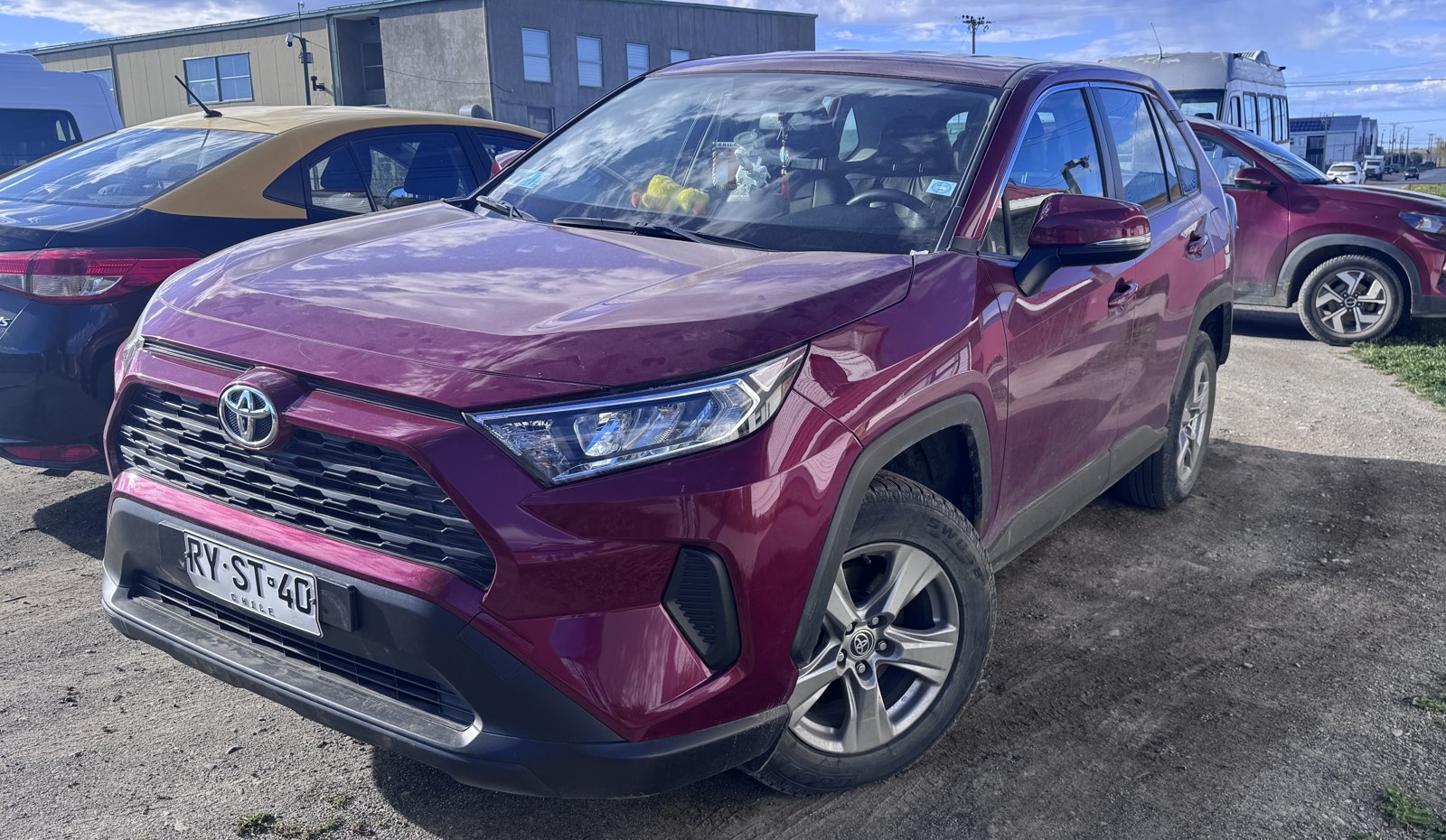 Vehículo de turismo Toyota New RAV4 rojo